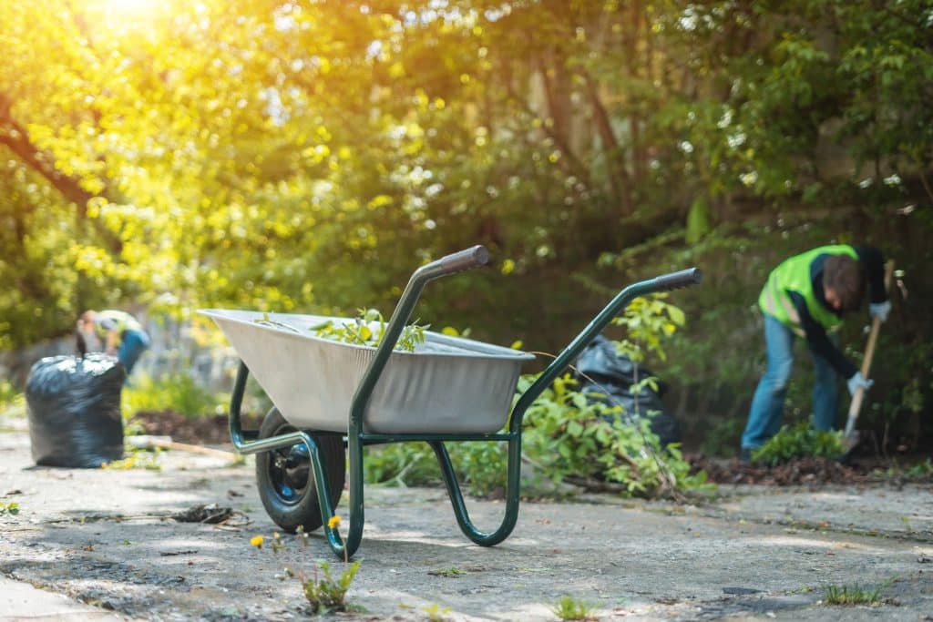 Startseite Gartenarbeit mit Schubkarre und Mann